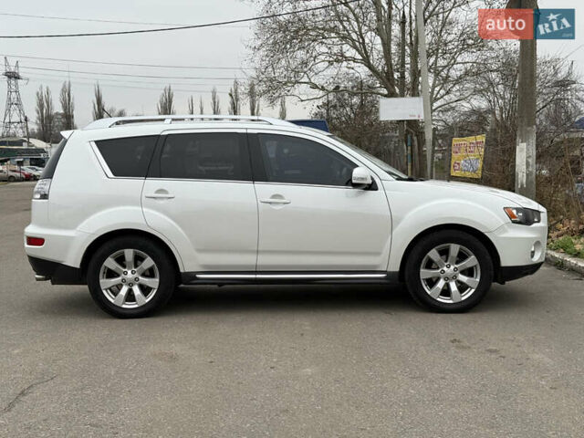 Белый Мицубиси Аутлендер, объемом двигателя 2.18 л и пробегом 227 тыс. км за 9999 $, фото 3 на Automoto.ua