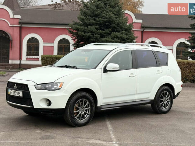 Белый Мицубиси Аутлендер, объемом двигателя 2.36 л и пробегом 260 тыс. км за 10000 $, фото 1 на Automoto.ua