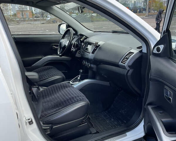 Білий Міцубісі Аутлендер, об'ємом двигуна 2.18 л та пробігом 198 тис. км за 11500 $, фото 30 на Automoto.ua