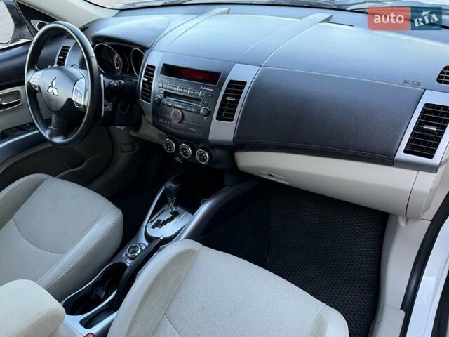 Белый Мицубиси Аутлендер, объемом двигателя 3 л и пробегом 269 тыс. км за 10500 $, фото 57 на Automoto.ua
