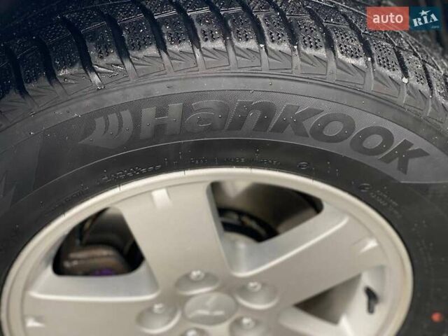 Білий Міцубісі Аутлендер, об'ємом двигуна 2 л та пробігом 248 тис. км за 10490 $, фото 3 на Automoto.ua