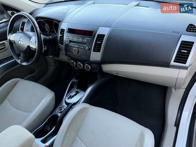 Белый Мицубиси Аутлендер, объемом двигателя 3 л и пробегом 269 тыс. км за 10500 $, фото 58 на Automoto.ua