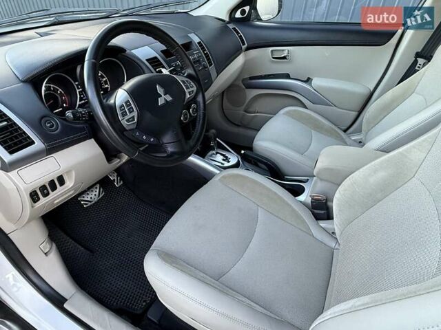 Белый Мицубиси Аутлендер, объемом двигателя 3 л и пробегом 269 тыс. км за 10500 $, фото 41 на Automoto.ua
