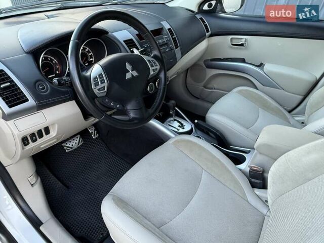 Белый Мицубиси Аутлендер, объемом двигателя 3 л и пробегом 269 тыс. км за 10500 $, фото 42 на Automoto.ua