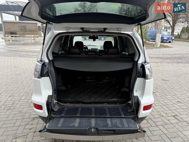 Белый Мицубиси Аутлендер, объемом двигателя 2.35 л и пробегом 192 тыс. км за 9300 $, фото 7 на Automoto.ua