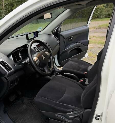 Белый Мицубиси Аутлендер, объемом двигателя 2 л и пробегом 172 тыс. км за 10999 $, фото 28 на Automoto.ua