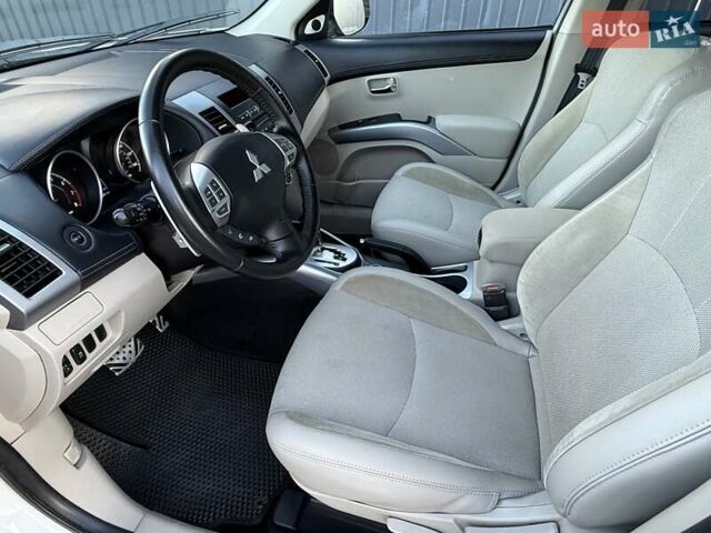 Белый Мицубиси Аутлендер, объемом двигателя 3 л и пробегом 269 тыс. км за 10500 $, фото 40 на Automoto.ua