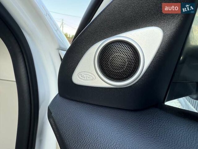 Белый Мицубиси Аутлендер, объемом двигателя 3 л и пробегом 269 тыс. км за 10500 $, фото 59 на Automoto.ua