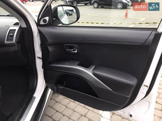 Белый Мицубиси Аутлендер, объемом двигателя 2.18 л и пробегом 285 тыс. км за 11500 $, фото 17 на Automoto.ua