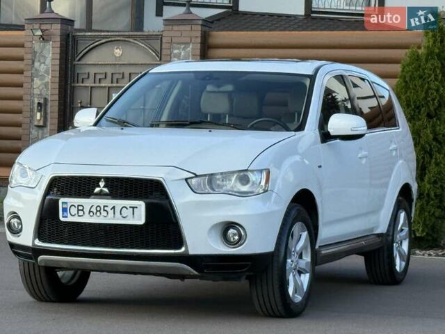 Белый Мицубиси Аутлендер, объемом двигателя 3 л и пробегом 269 тыс. км за 10500 $, фото 3 на Automoto.ua