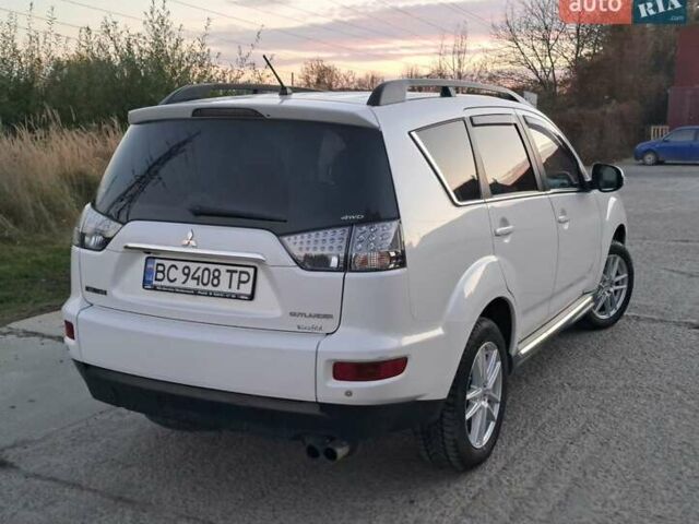 Белый Мицубиси Аутлендер, объемом двигателя 2.27 л и пробегом 191 тыс. км за 10999 $, фото 1 на Automoto.ua