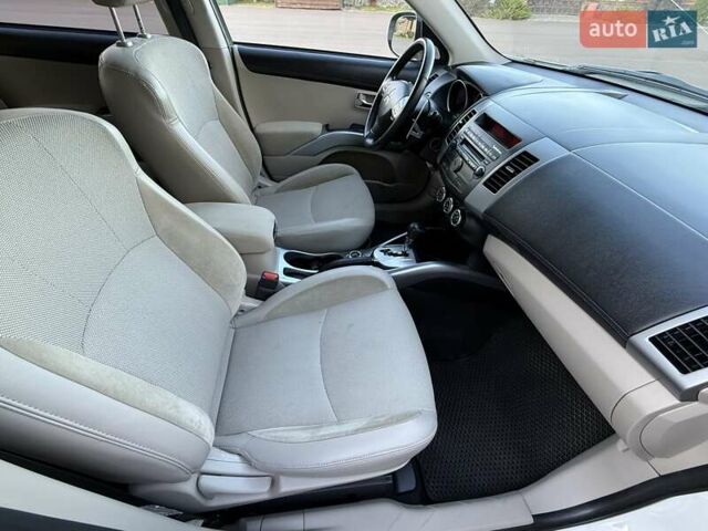 Белый Мицубиси Аутлендер, объемом двигателя 3 л и пробегом 269 тыс. км за 10500 $, фото 53 на Automoto.ua