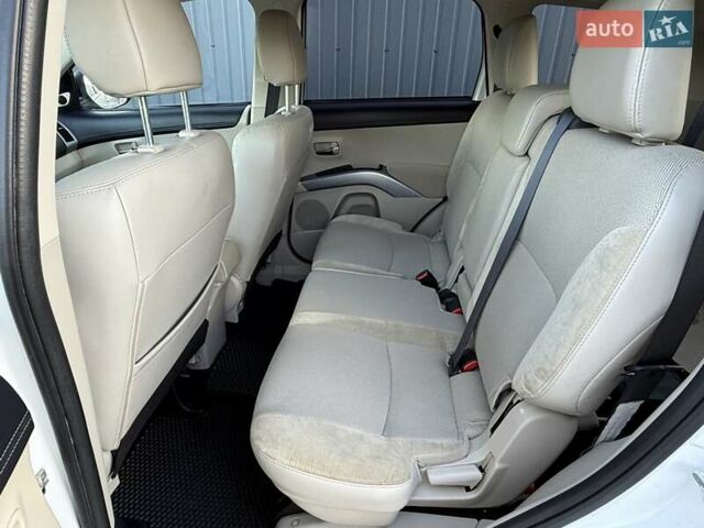 Белый Мицубиси Аутлендер, объемом двигателя 3 л и пробегом 269 тыс. км за 10500 $, фото 49 на Automoto.ua
