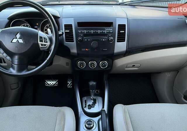 Белый Мицубиси Аутлендер, объемом двигателя 3 л и пробегом 269 тыс. км за 10500 $, фото 63 на Automoto.ua