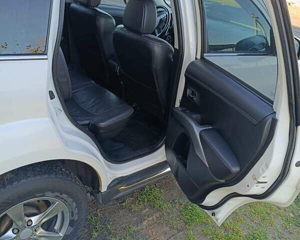 Белый Мицубиси Аутлендер, объемом двигателя 2.2 л и пробегом 232 тыс. км за 10950 $, фото 1 на Automoto.ua