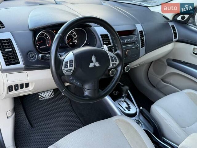 Белый Мицубиси Аутлендер, объемом двигателя 3 л и пробегом 269 тыс. км за 10500 $, фото 45 на Automoto.ua