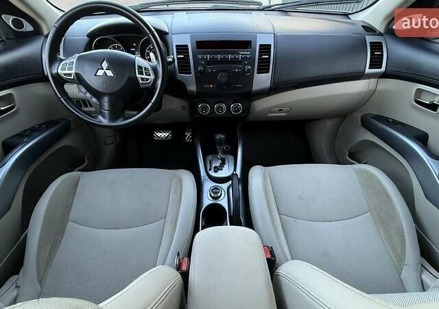 Белый Мицубиси Аутлендер, объемом двигателя 3 л и пробегом 269 тыс. км за 10500 $, фото 65 на Automoto.ua