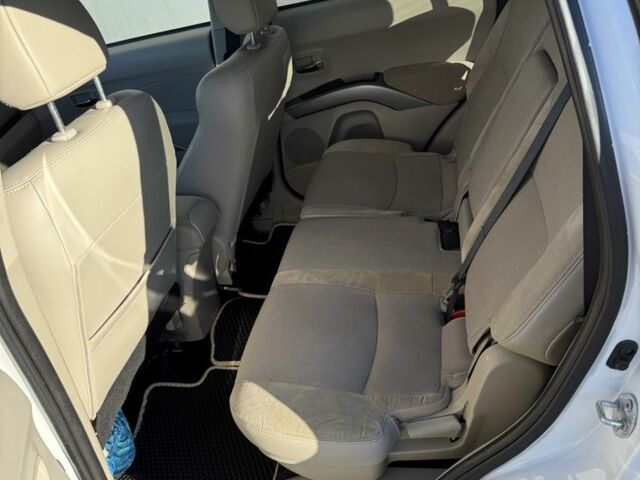 Белый Мицубиси Аутлендер, объемом двигателя 2.4 л и пробегом 223 тыс. км за 10500 $, фото 4 на Automoto.ua