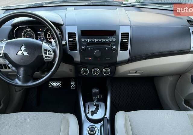 Белый Мицубиси Аутлендер, объемом двигателя 3 л и пробегом 269 тыс. км за 10500 $, фото 61 на Automoto.ua