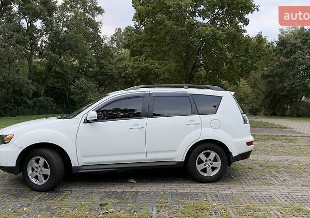 Белый Мицубиси Аутлендер, объемом двигателя 2 л и пробегом 172 тыс. км за 10999 $, фото 3 на Automoto.ua