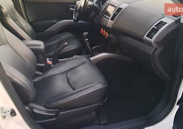 Белый Мицубиси Аутлендер, объемом двигателя 2.27 л и пробегом 191 тыс. км за 10999 $, фото 26 на Automoto.ua