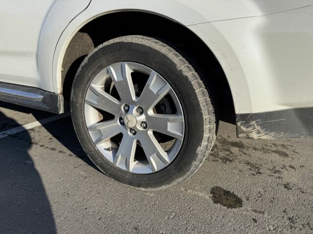 Белый Мицубиси Аутлендер, объемом двигателя 2.4 л и пробегом 223 тыс. км за 10500 $, фото 2 на Automoto.ua