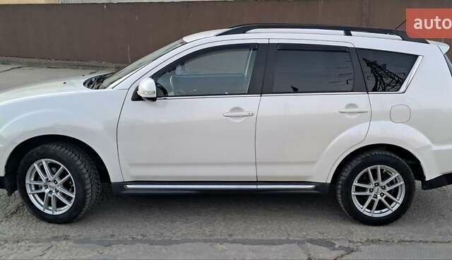 Белый Мицубиси Аутлендер, объемом двигателя 2.27 л и пробегом 191 тыс. км за 10999 $, фото 4 на Automoto.ua