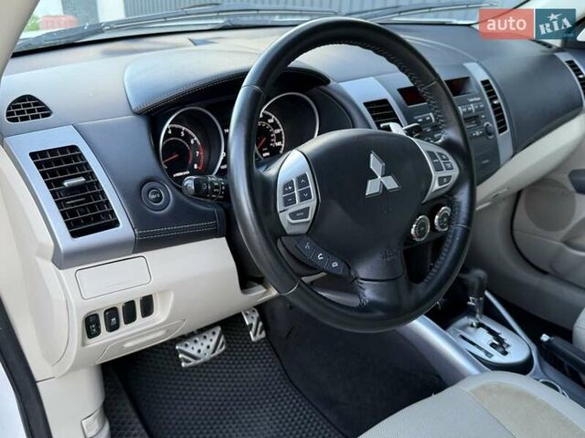 Белый Мицубиси Аутлендер, объемом двигателя 3 л и пробегом 269 тыс. км за 10500 $, фото 47 на Automoto.ua