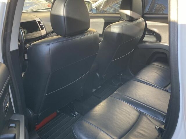 Белый Мицубиси Аутлендер, объемом двигателя 2.4 л и пробегом 154 тыс. км за 12500 $, фото 12 на Automoto.ua