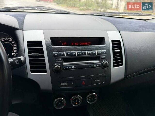 Белый Мицубиси Аутлендер, объемом двигателя 2.35 л и пробегом 192 тыс. км за 9300 $, фото 12 на Automoto.ua