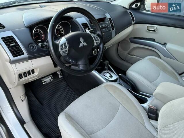 Белый Мицубиси Аутлендер, объемом двигателя 3 л и пробегом 269 тыс. км за 10500 $, фото 43 на Automoto.ua