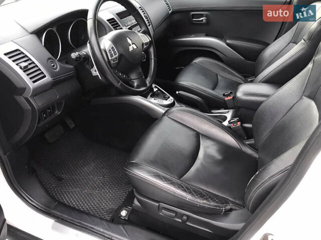 Белый Мицубиси Аутлендер, объемом двигателя 2.18 л и пробегом 285 тыс. км за 11500 $, фото 9 на Automoto.ua