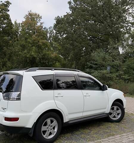 Белый Мицубиси Аутлендер, объемом двигателя 2 л и пробегом 172 тыс. км за 10999 $, фото 7 на Automoto.ua