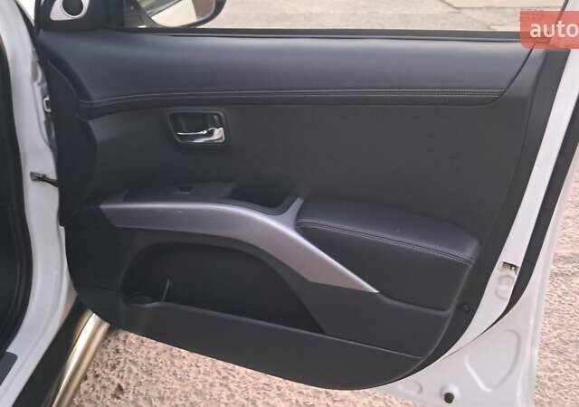 Белый Мицубиси Аутлендер, объемом двигателя 2.27 л и пробегом 191 тыс. км за 10999 $, фото 24 на Automoto.ua