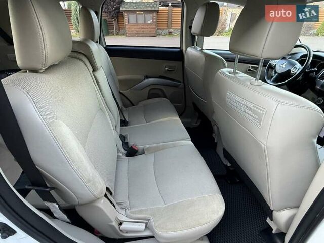 Белый Мицубиси Аутлендер, объемом двигателя 3 л и пробегом 269 тыс. км за 10500 $, фото 50 на Automoto.ua