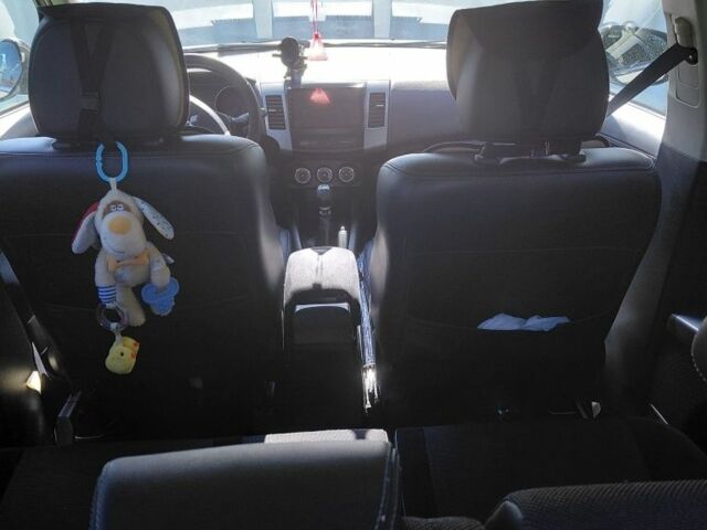 Білий Міцубісі Аутлендер, об'ємом двигуна 2.3 л та пробігом 286 тис. км за 12000 $, фото 10 на Automoto.ua