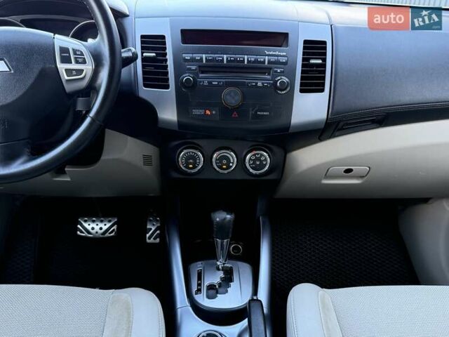 Белый Мицубиси Аутлендер, объемом двигателя 3 л и пробегом 269 тыс. км за 10500 $, фото 70 на Automoto.ua