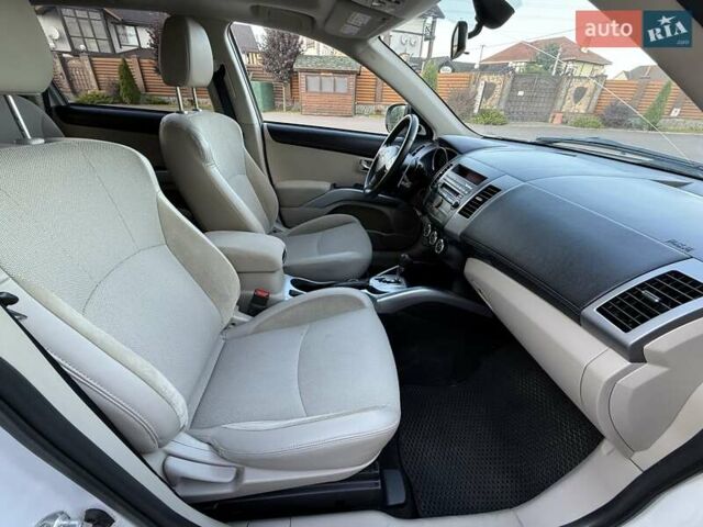 Белый Мицубиси Аутлендер, объемом двигателя 3 л и пробегом 269 тыс. км за 10500 $, фото 52 на Automoto.ua