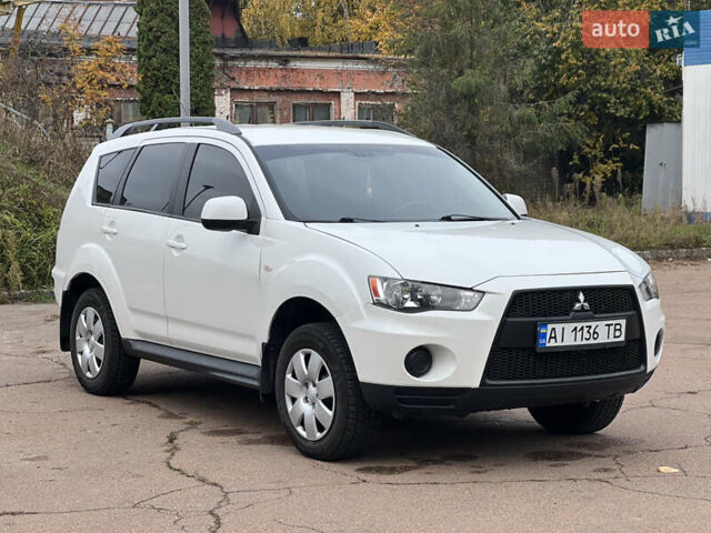 Білий Міцубісі Аутлендер, об'ємом двигуна 2.36 л та пробігом 260 тис. км за 9700 $, фото 1 на Automoto.ua