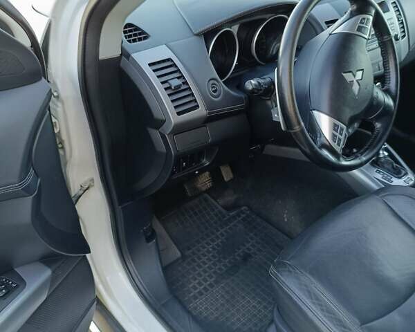 Белый Мицубиси Аутлендер, объемом двигателя 2.2 л и пробегом 232 тыс. км за 10950 $, фото 11 на Automoto.ua