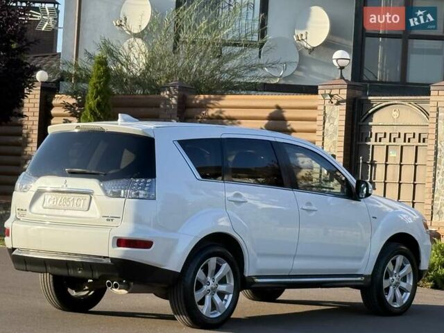 Белый Мицубиси Аутлендер, объемом двигателя 3 л и пробегом 269 тыс. км за 10500 $, фото 37 на Automoto.ua