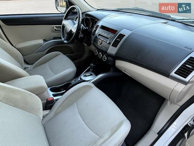 Белый Мицубиси Аутлендер, объемом двигателя 3 л и пробегом 269 тыс. км за 10500 $, фото 54 на Automoto.ua