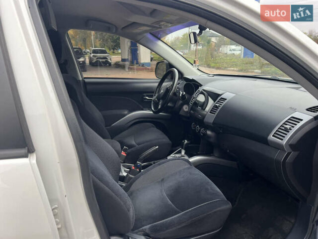 Білий Міцубісі Аутлендер, об'ємом двигуна 2.36 л та пробігом 260 тис. км за 9700 $, фото 11 на Automoto.ua