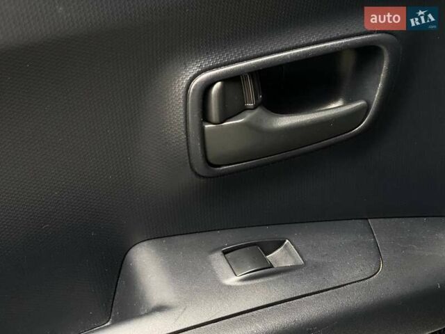 Білий Міцубісі Аутлендер, об'ємом двигуна 2 л та пробігом 248 тис. км за 10490 $, фото 39 на Automoto.ua