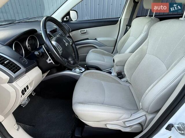 Белый Мицубиси Аутлендер, объемом двигателя 3 л и пробегом 269 тыс. км за 10500 $, фото 38 на Automoto.ua