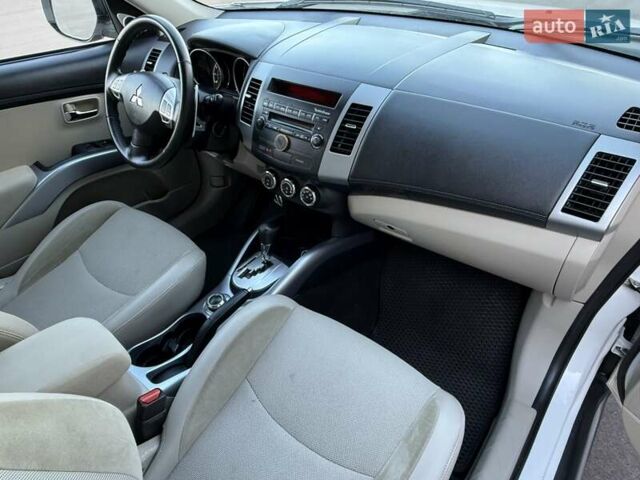 Белый Мицубиси Аутлендер, объемом двигателя 3 л и пробегом 269 тыс. км за 10500 $, фото 56 на Automoto.ua