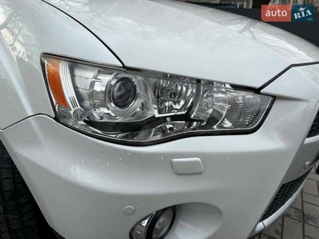 Белый Мицубиси Аутлендер, объемом двигателя 2.35 л и пробегом 192 тыс. км за 9300 $, фото 9 на Automoto.ua