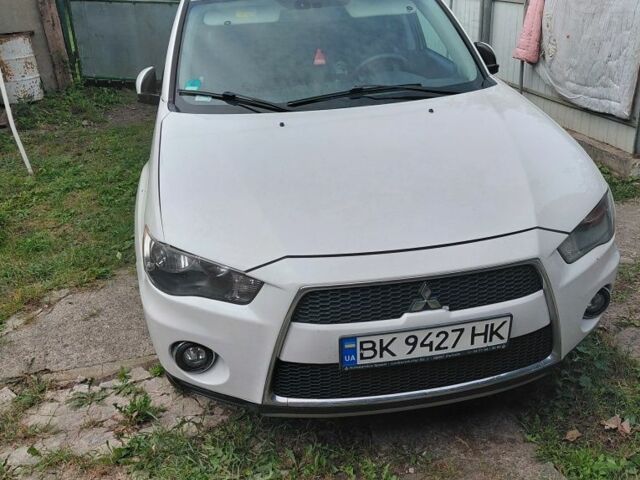 Білий Міцубісі Аутлендер, об'ємом двигуна 2.3 л та пробігом 286 тис. км за 12000 $, фото 1 на Automoto.ua