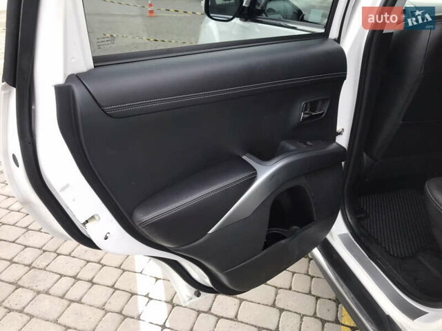 Белый Мицубиси Аутлендер, объемом двигателя 2.18 л и пробегом 285 тыс. км за 11500 $, фото 13 на Automoto.ua