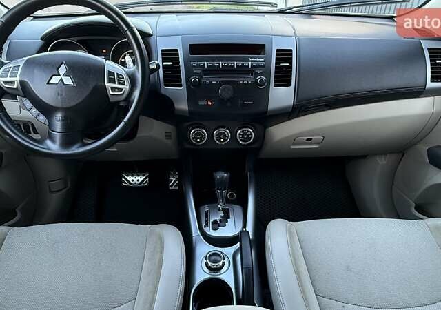 Белый Мицубиси Аутлендер, объемом двигателя 3 л и пробегом 269 тыс. км за 10500 $, фото 64 на Automoto.ua